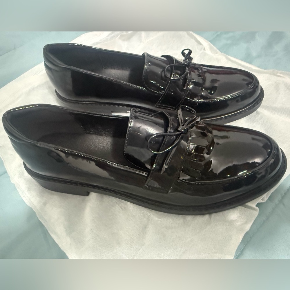 Elegant Black Patent Leather Flats - Picture 2 of 6